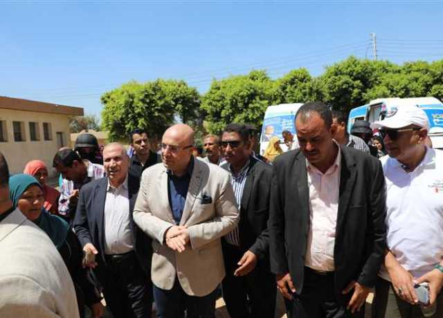 ضمن «أنت الحياة».. محافظ بني سويف يتفقد القوافل التوعوية والطبية والرياضية والثقافية