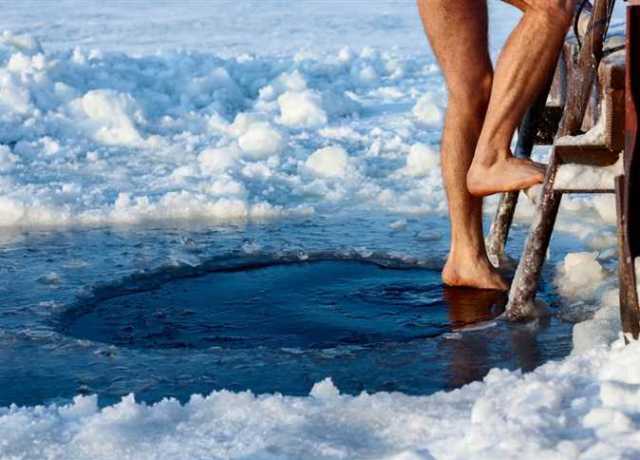 بعد تجربة باسم يوسف.. ماذا تعرف عن العلاج بالماء المثلّج ؟