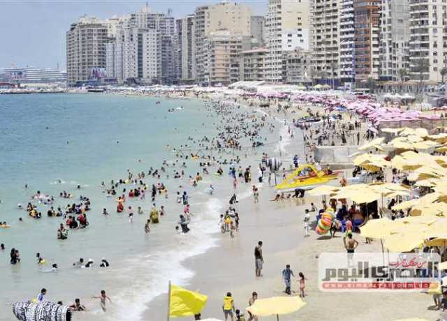 إقبال كبير على شواطئ الإسكندرية