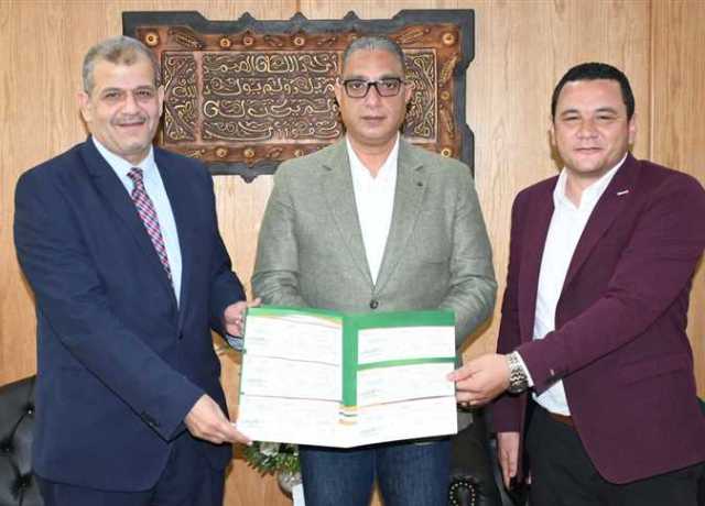 محافظ الفيوم يسلم 6 شيكات لشركة مياه الشرب لتوصيل المرافق لـ «الأولى بالرعاية»