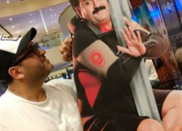 أكرم حسني يروج لفيلمه الجديد: «العميل صفر متشعلق في جميع دور العرض 16 أغسطس»