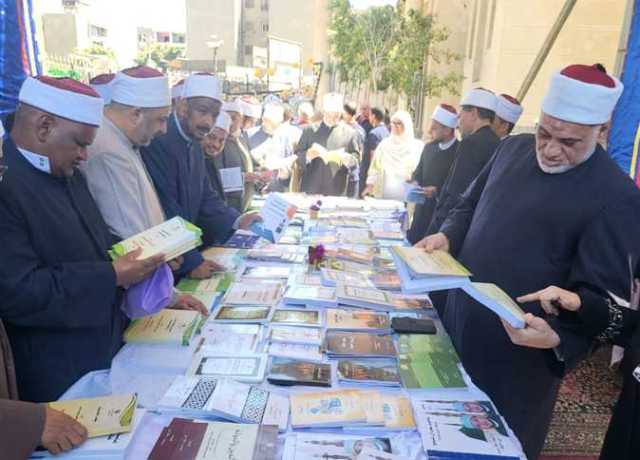 إقبال على إصدارات وزارة الأوقاف بمعرض الكتاب بمسجد الحصري