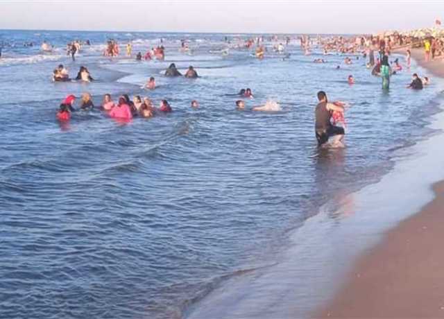 زحام بشواطيء بلطيم هروباً من حرارة الجو