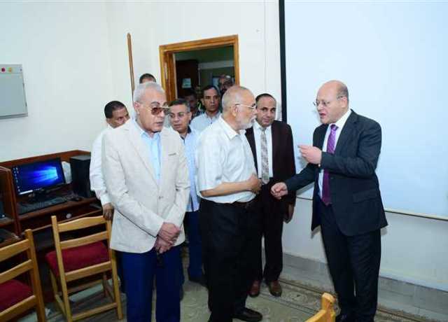 رئيس جامعة سوهاج يتفقد بدء أعمال التنسيق الإلكترونى بأول أيام المرحلة الأولى للثانوية العامة