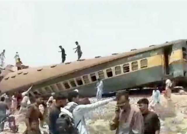 15 قتيلا فى خروج قطار عن مساره فى باكستان (فيديو)