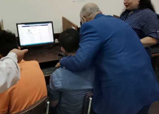نائب رئيس جامعة الزقازيق يتفقد مكتب التنسيق الإلكترونى لاستقبال طلاب الثانوية العامة