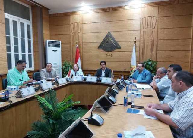 استعدادًا للعام الجديد.. القائم بجامعة بنها يناقش الخطة الاستثمارية وأعمال الصيانة