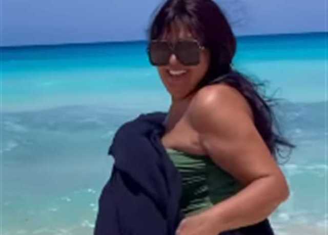 بملابس البحر.. فيفي عبده ترقص على أغنية «بلبطة» (فيديو)