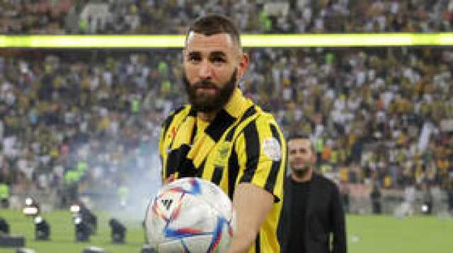 بالفيديو.. كريم بنزيما يؤدي مناسك العمرة وهذا ما قاله بالعربية
