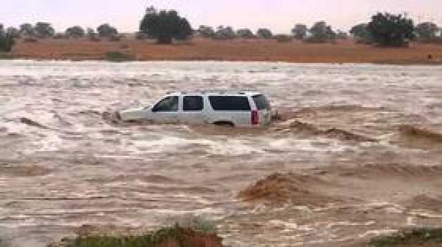 لقطات مروعة تحبس الأنفاس.. سيل عارم يجرف سيارة بمن فيها بالسعودية (فيديو)