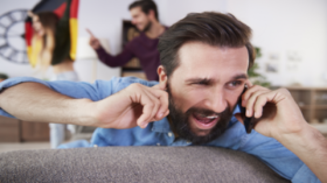 حيلة مبتكرة مخفية في 'آيفون' تنهي الضوضاء المحيطة أثناء المكالمات!