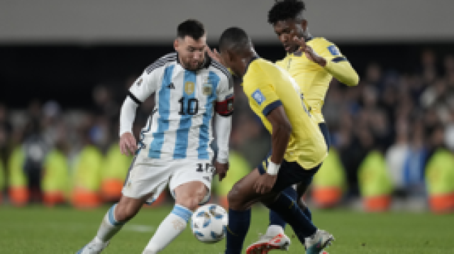 'صاحب الـ36 عاما ضد صاحب الـ140 مليونا'.. ميسي يحدث ضجة بتلاعبه بأغلى لاعب في تاريخ الدوري الإنجليزي