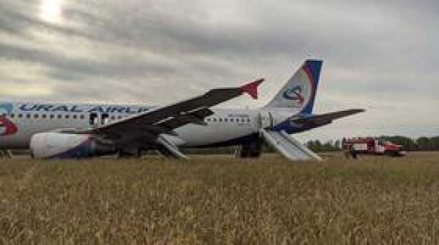 أول فيديو لطائرة ركاب روسية على متنها 167 شخصا هبطت في حقل قمح