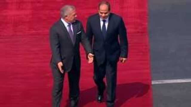 حديث بين السيسي والملك عبد الله لحظة نزوله من الطائرة