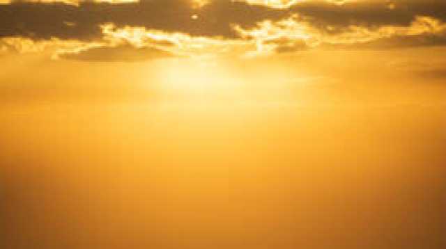 الجيش الإسرائيلي يطلق قنابل مضيئة في سماء زيكيم بعد إنذار تسلل من بحر غزة (فيديو)