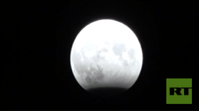 عدسة RT ترصد 'آخر خسوف جزئي للقمر' لهذا العام (فيديو)