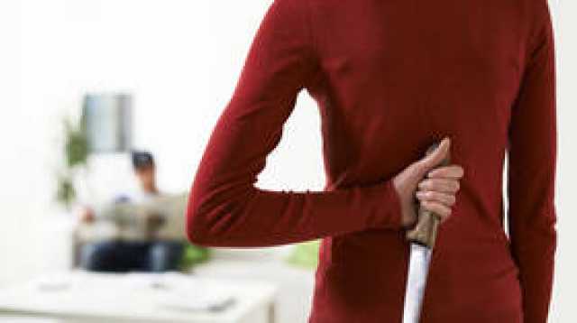 'هذا هو ثمن الخيانة'.. امرأة تركية ترمي زوجها من الطابق الثاني وتلاحقه بالسكين (فيديو)