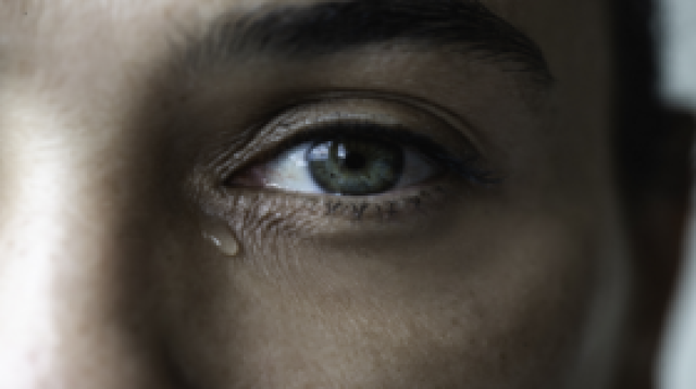 هل البكاء مفيد للعين أم مضرّ بها؟