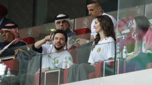 الأميرة رجوة آل سيف والأمير الحسين بن عبد الله يخطفان الأنظار بمباراة الأردن وطاجيكستان (فيديو+صور)