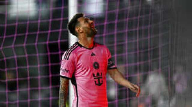 ميسي يثير الجدل بإهانة لاعب مصاب (فيديو)
