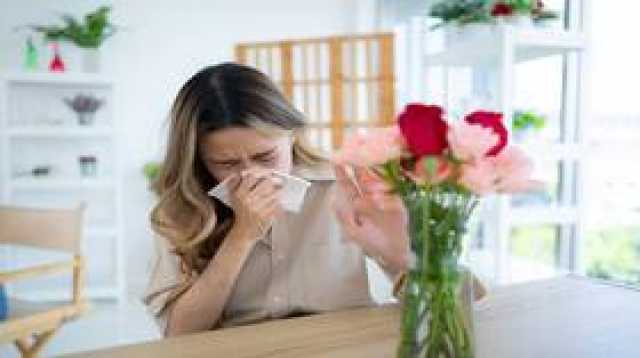لماذا لا ينبغي تغطية الأنف باليد عند العطس؟