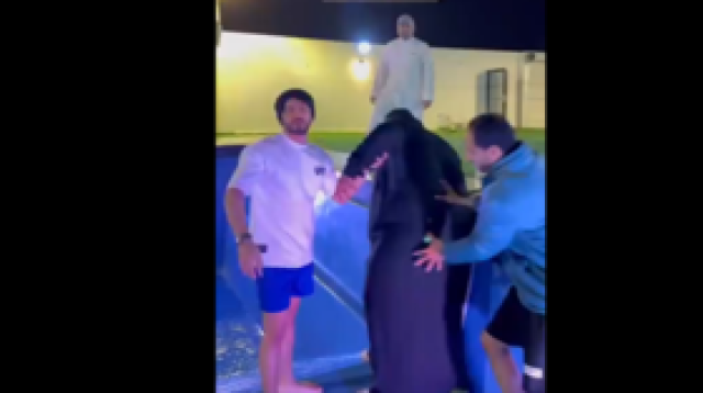 عجز عن الخروج بمفرده.. شبان يدفعون صديقهم 'البدين' في المسبح ويستأجرون رافعة لإنقاذه (فيديو)