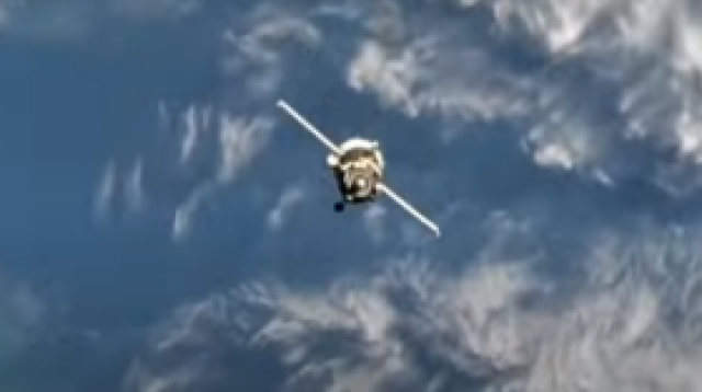 طاقم مركبة 'سويوز' ينضم لرواد المحطة الفضائية الدولية (فيديو)