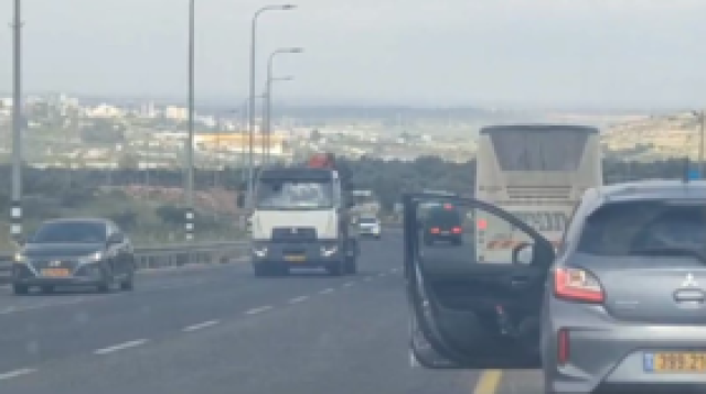 هيئة البث الإسرائيلية: إصابة شخصين في إطلاق نار على حافلة إسرائيلية شمال الضفة الغربية (فيديوهات)