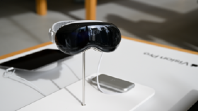 مستخدمو Vision Pro يشتكون من 'العيون السوداء'