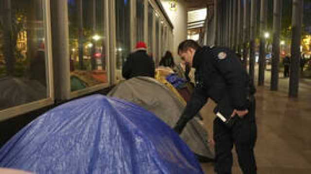 حملة 'تطهير اجتماعي'.. الشرطة الفرنسية تزيل مخيما لمهاجرين وسط باريس