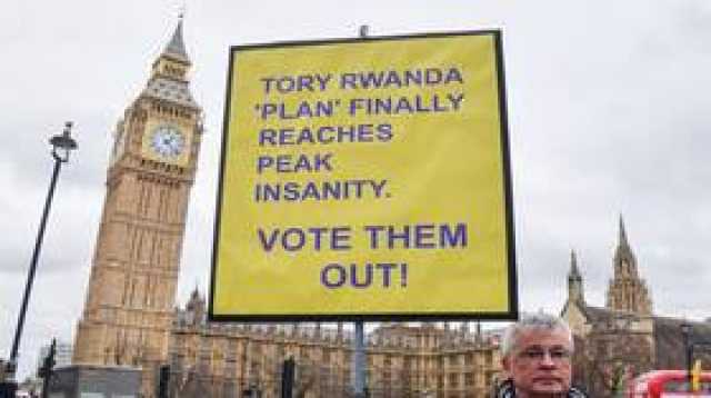 استئجار طائرات وتدريب مرافقين.. بريطانيا تستعد لطرد المهاجرين غير الشرعيين إلى رواندا