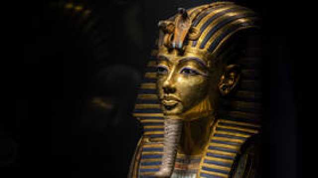 ما المكتوب على القناع الذهبي للملك المصري عنخ آمون؟ وما حقيقة ما يتم تداوله على مواقع التواصل؟