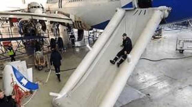 بالفيديو.. طائرة 'بوينغ' تواجه عطلا بمدرج مطار اسطنبول وتهبط دون عجلة أمامية