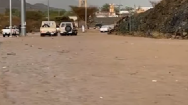 السعودية.. أمطار غزيرة سيول تقطع الشوارع وتجرف المركبات (فيديوهات)