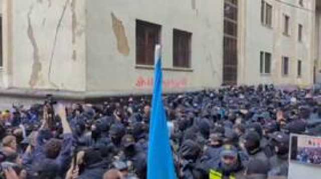جورجيا.. اعتقال 20 متظاهرا احتجوا على 'قانون العملاء الأجانب' في تبليسي (فيديو)
