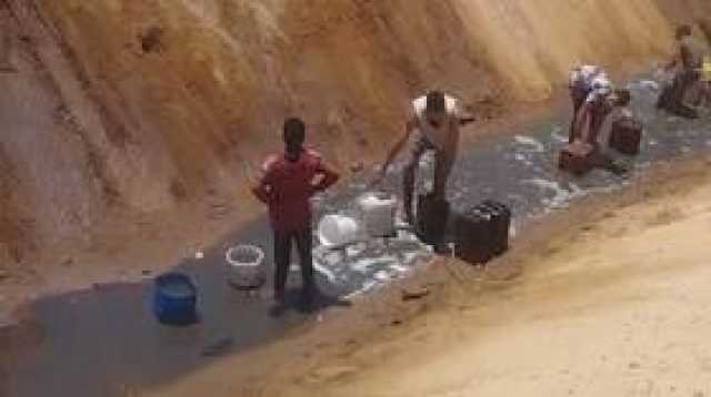 نهر من السولار ينفجر في مصر.. ومواطنون يهرعون لجمعه
