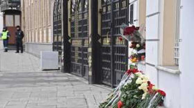 مواطنون روس يضعون الزهور عند السفارة الإيرانية في موسكو تخليدا لذكرى رئيسي