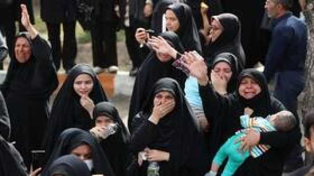 ابنة قاسم سليماني تقدم خاتم والدها ليدفن مع جثمان وزير الخارجية عبد اللهيان (فيديو)