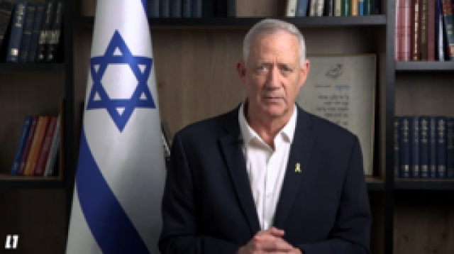غانتس: استعادة الرهائن تتطلب منا كبح الغضب في إطلاق سراح الأسرى الفلسطينيين وتأجيل القتال