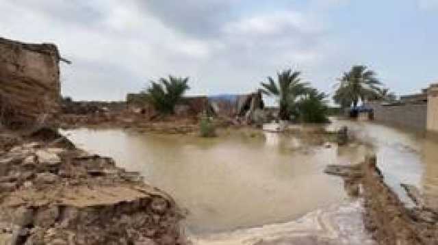 أمطار غزيرة وسيول تغرق سوقا وتجرف بيوتا وسط العراق (فيديوهات)