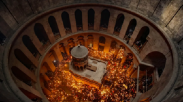 بالفيديو.. لحظة انبثاق النار المقدسة في كنيسة القيامة