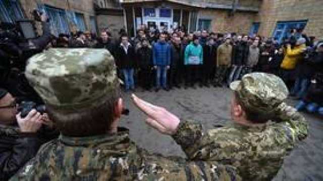 'فايننشال تايمز' تكشف سبب رفض تسريح العسكريين الأوكرانيين بعد خدمة 36 شهرا  