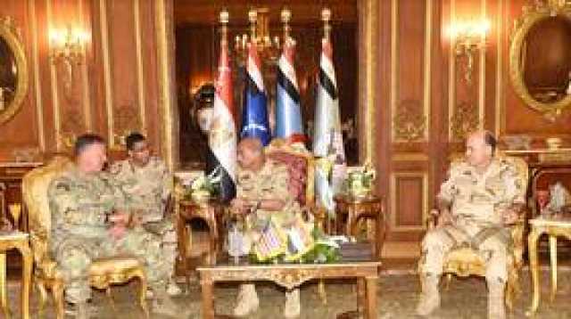 وزير الدفاع المصري يبحث مع قائد القيادة المركزية الأمريكية الأزمة الراهنة بقطاع غزة