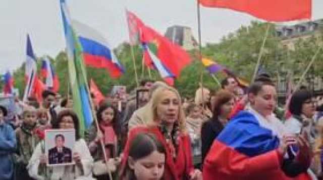 حاملين أعلام روسيا والاتحاد السوفيتي.. انطلاق مسيرة 'الفوج الخالد' في باريس (فيديو)