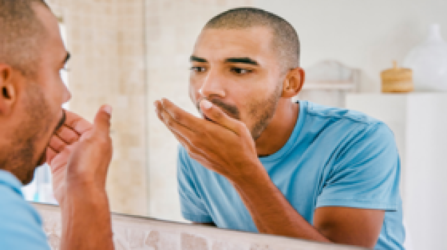 'رائحة كريهة' في أنفاسك تدل على مشاكل صحية خطيرة
