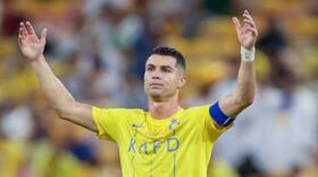 رونالدو يهنئ التوأم ماتيو وإيفا.. ويستعرض عضلاته (صور)