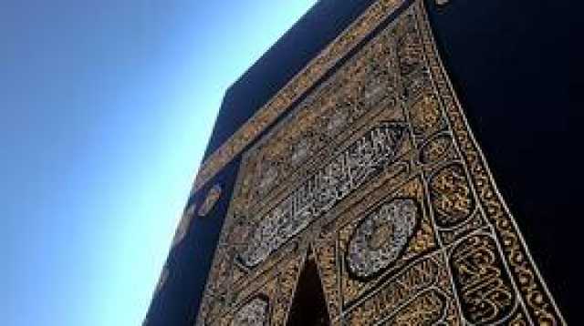 نائب أمير مكة يُسلّم كسوة الكعبة لسدنة بيت الله الحرام (صور)