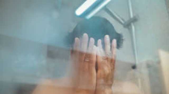 ممارسة 'غريبة' يدعو الخبراء النفسيون للقيام بها أثناء الاستحمام للتخلص من التوتر!