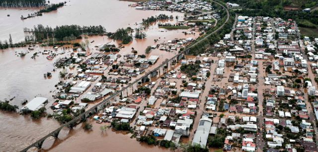فيضانات البرازيل.. مقتل 70 شخصاً ودفع 80 ألفاً للنزوح