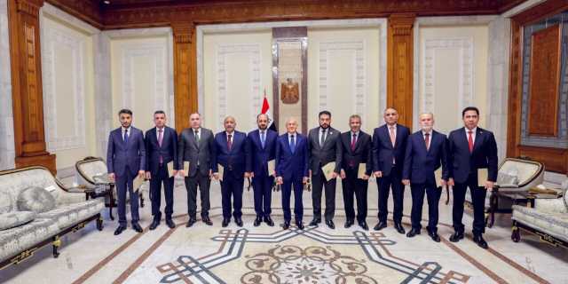 رئيس الجمهورية يسلم عددا من المحافظين الجدد المراسيم الخاصة بتعينهم